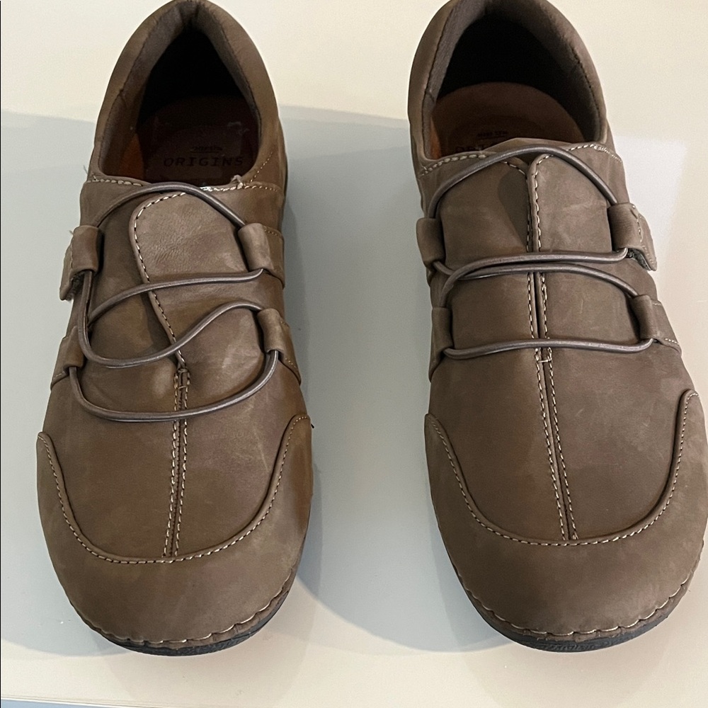 Earth Origins Taupe Leather Flats. Size 9.5 Casual, Comfort.